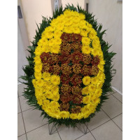 Венок с крестом из хризантем