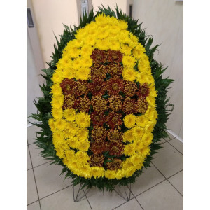Венок с крестом из хризантем